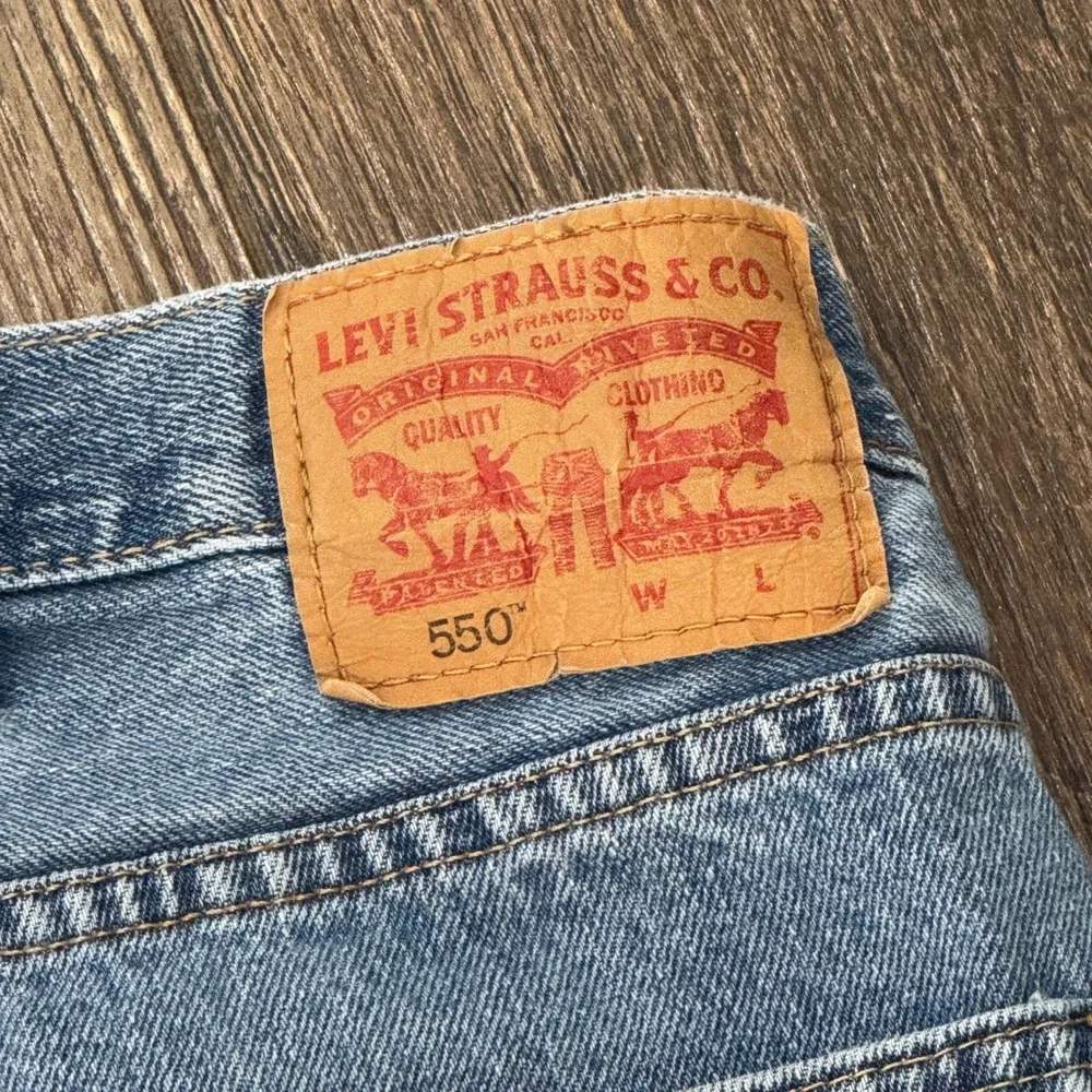Levis 550 Mens Relaxed Fit Tapered Leg Light Wash Blue Denim Jeans 42x28 Frayed